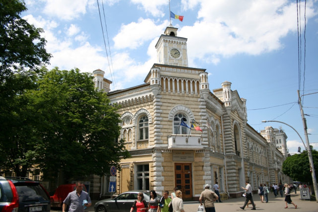 Primăria Chişinău a coborât drapelele în bernă 